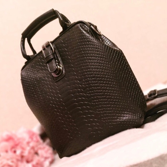 Just In! 🆕 CAIRO Crocodile Backpack Crossbody - Picture 3 of 8